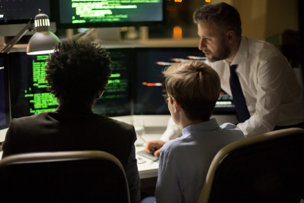 Equipo de un centro de operaciones de seguridad trabajando frente a paneles de datos