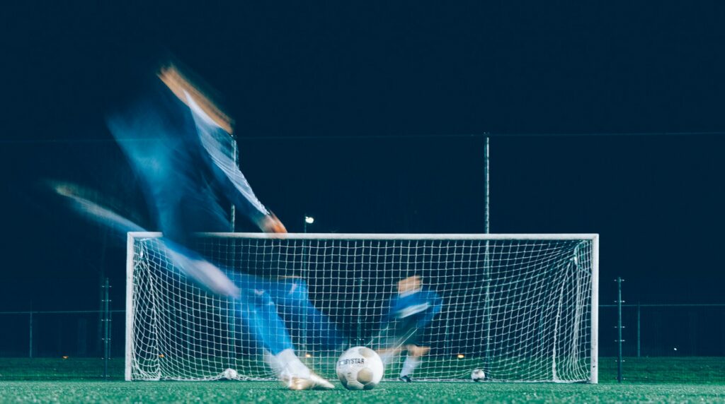 Secuencia de un jugador rematando a portería captada en larga exposición
