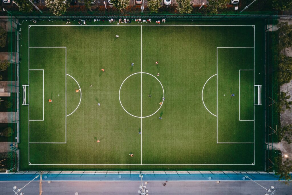 Vista cenital de un campo de fútbol que permite leer posiciones y espacios